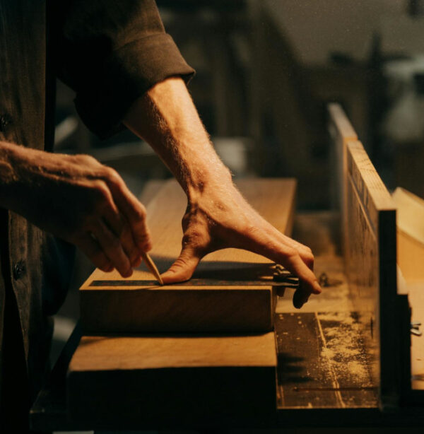 carpenter-home عامل نجارة يقوم باعداد لوح خشبي للقطع