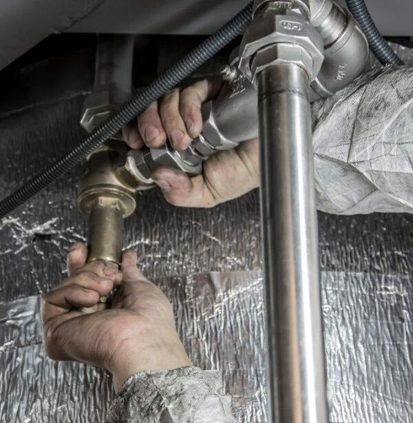plumber-home عامل سباكة بقوم بتركيب أنبوب